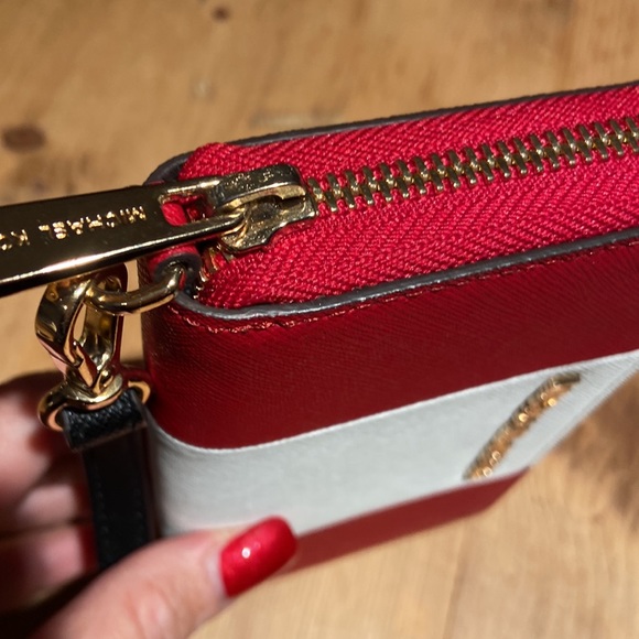 NWOT Michael Kors Essential zip Wallet Wristlet red & white leather - Picture 13 of 14